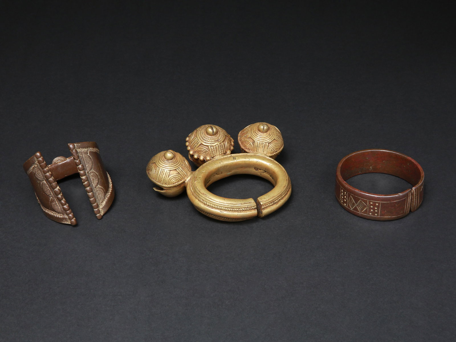 3 Armlets (Pre-Coinage Currencies): 3 Schmuckreife (vormünzliche Zahlungsmittel) Fulbe / Guere / Frafra. Sahelzone / Côte d’Ivoire / Ghana Ohne Sockel / without base Gelbguss. H 3 - 7,5 cm. Ø 7 - 8 cm. Provenienz: -