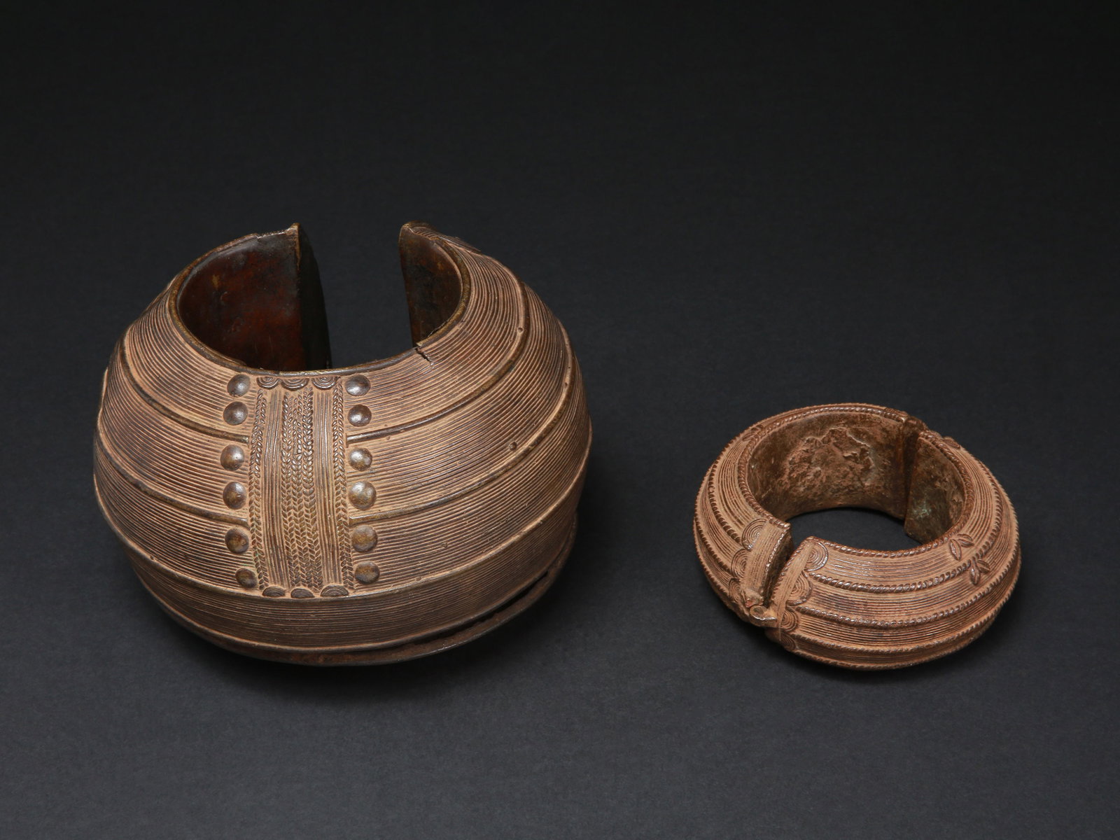 2 Baule Bronze Bangle, "kpere" (also "nga ngbli"): 2 Schmuckreife, "kpere" (auch "nga ngbli") Baule. Côte d’Ivoire Ohne Sockel / without base Gelbguss. H 5 - 12 cm. Ø 10 - 14 cm. Provenienz: - Rainer Köhler (1931-2013), Comano/Kam