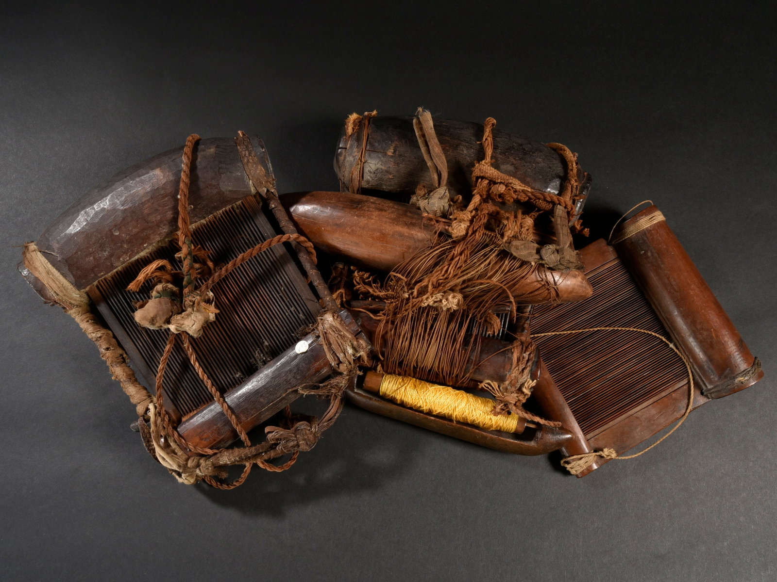 6 Baule Weaving Combs and 4 Weaving Beams: 6 Webkämme und 4 Webschiffe Baule. Côte d’Ivoire Ohne Sockel / without base Holz. H alle ca. 20 cm. B alle ca. 20 cm. Provenienz: - Kurt Hösli-Brutschin (1928-2006), Basel. -