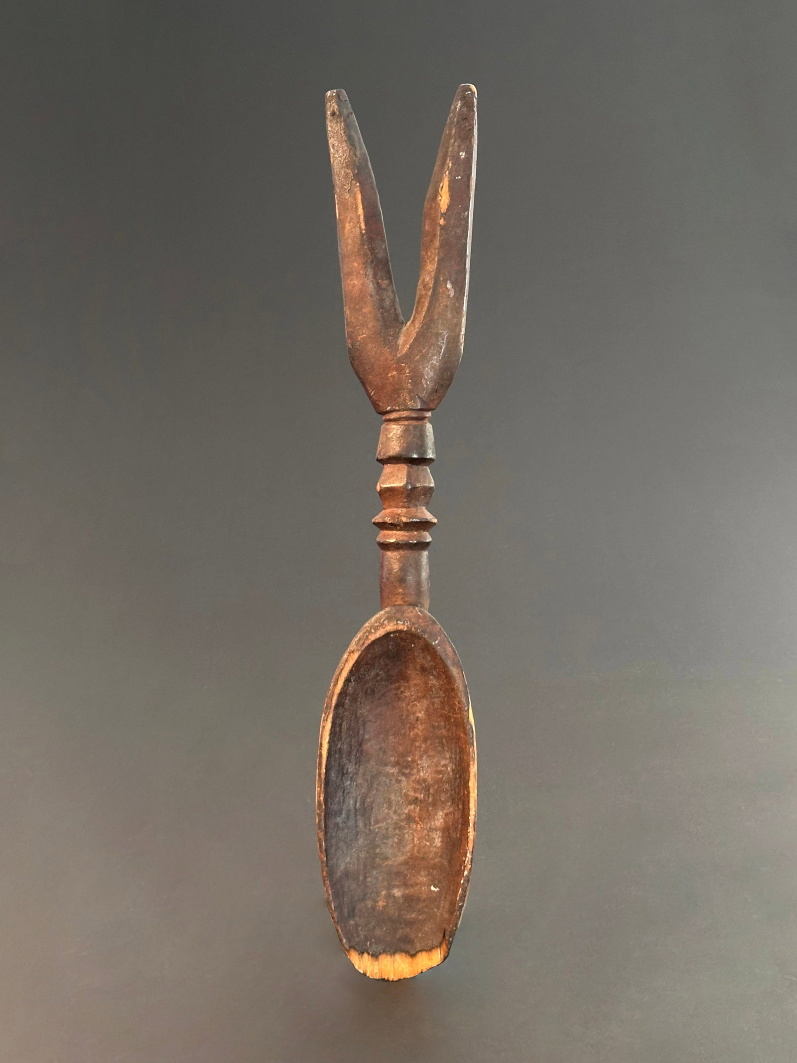 A Dan Spoon, "wunkirmian": Löffel, "wunkirmian" Dan. Côte d’Ivoire Ohne Sockel / without base Holz. H 61 cm. Provenienz: - fliegender Händler, Zürich. - 1965: Ernst Winizki (1915-1997), Zürich. - 