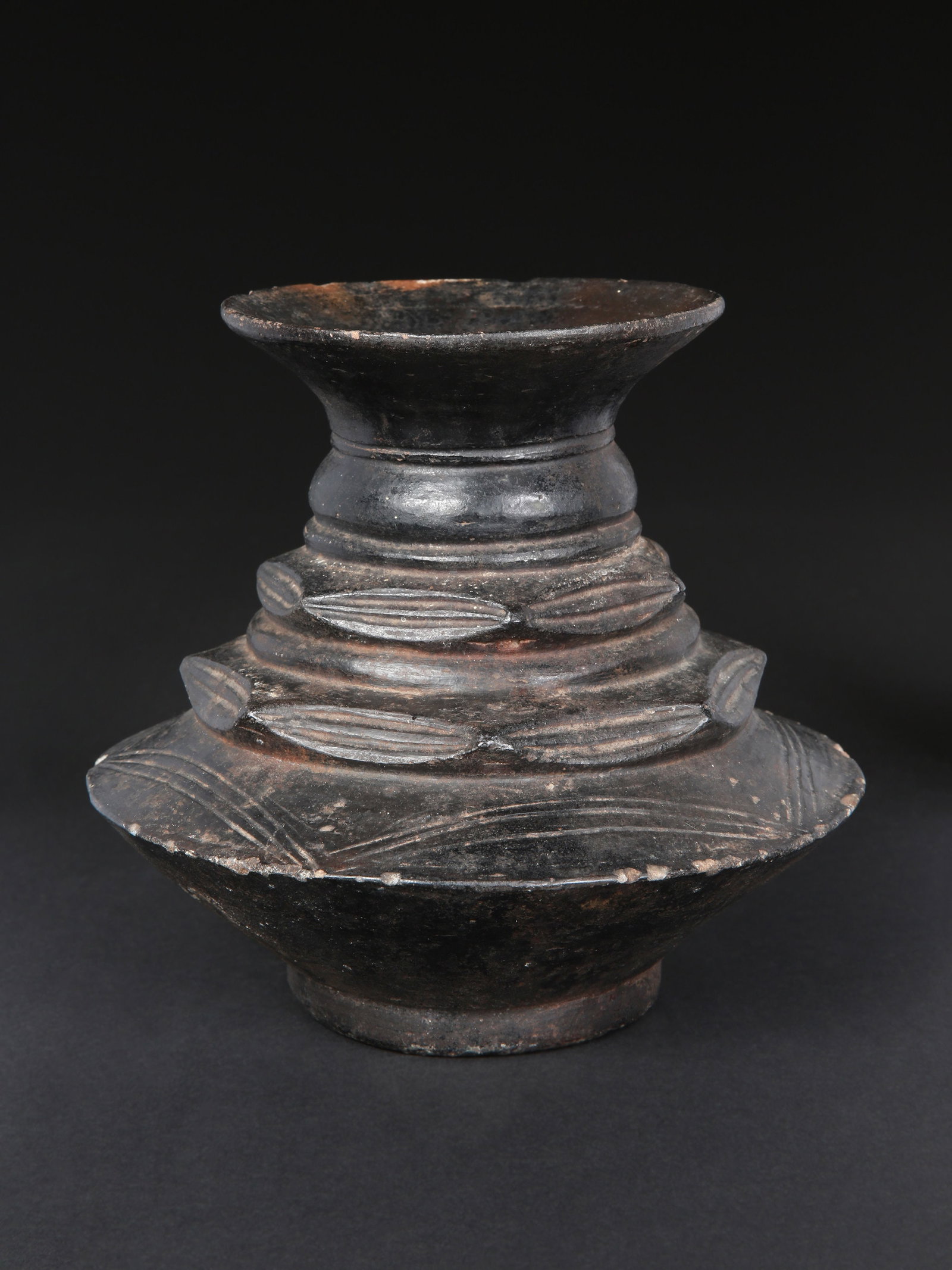An Asante Vessel: Gefäss Asante. Ghana Ohne Sockel / without base Terrakotta. H 19 cm. B 20 cm. Provenienz: - Rainer Köhler (1931-2013), Comano/Kampala. Vor 1969 in situ erworben. - Ines Köhler,