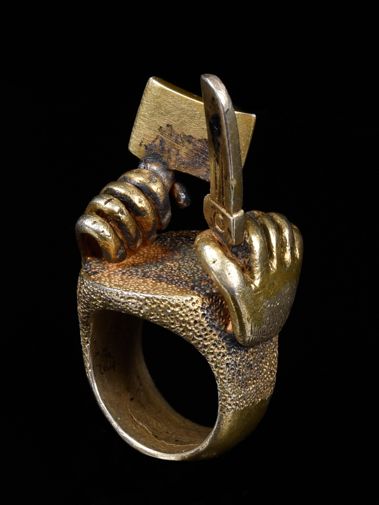An Asante Ring: Fingerring Asante. Ghana Ohne Sockel / without base Gelbguss. H 5 cm. Provenienz: - Galerie Walu, Zürich. - 1989: Hans (1926-2010) und Carla Baumann, Muri bei Bern - Hammer Auktionen, Basel, 12.0