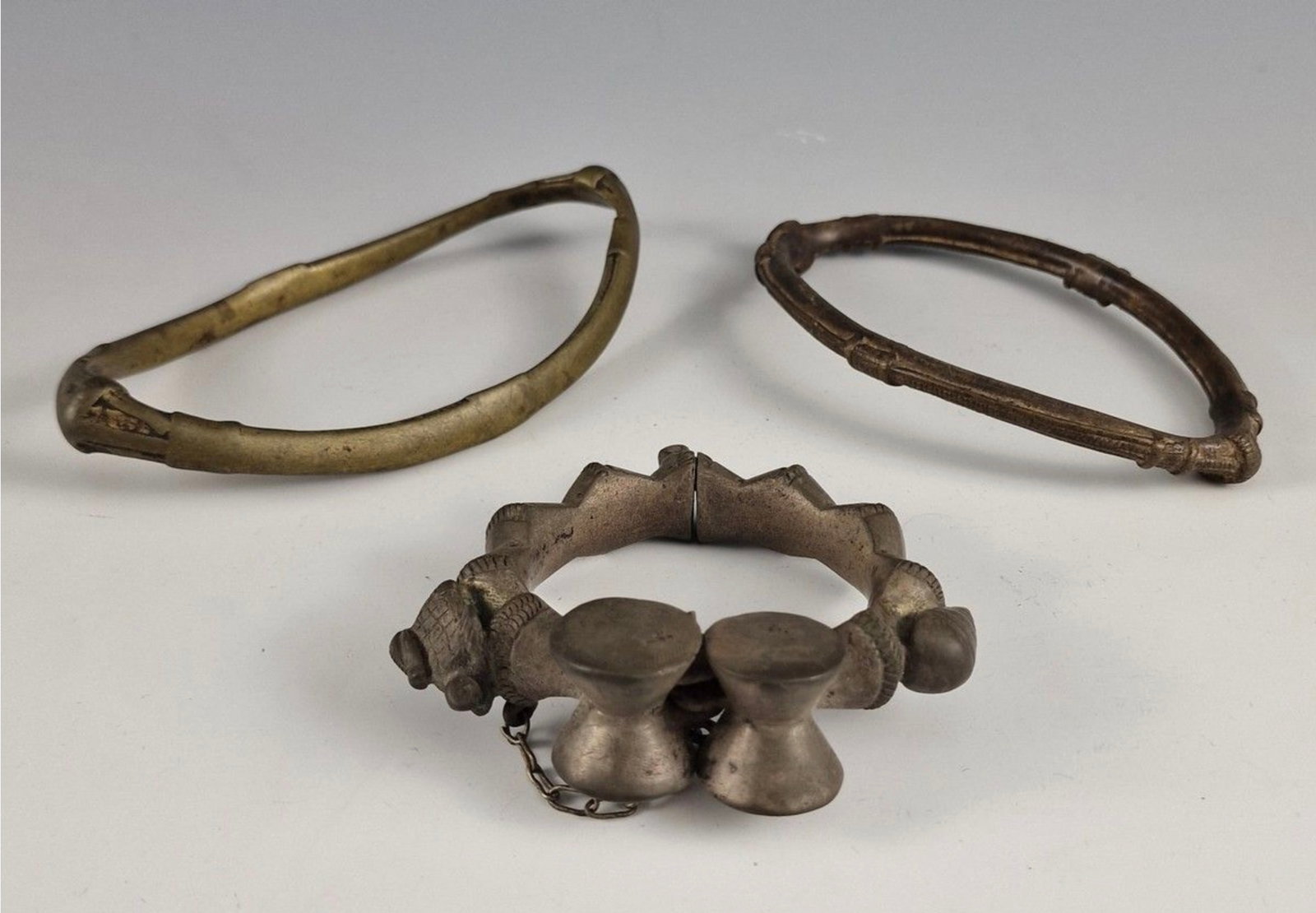 2 Gurunsi Anklets and an Asante Bracelet: 2 Fussreife und ein Armreif Gurunsi / Asante. Burkina Faso / Ghana Ohne Sockel / without base Kupferlegierung. L 10 - 15 cm. Provenienz: - französische Privatsammlung. - Schweizer Privatsammlung,