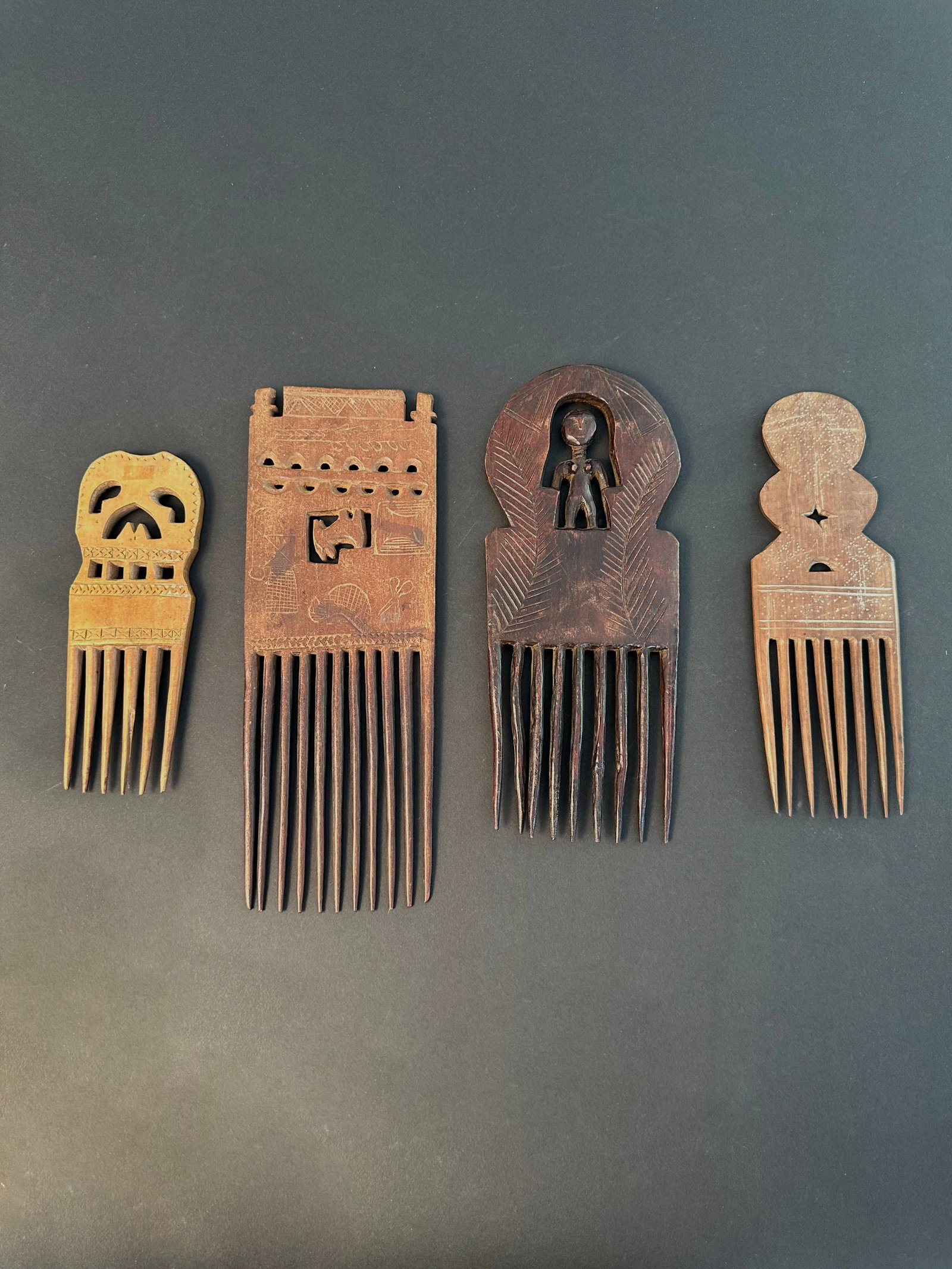 4 Akan Combs: 4 Kämme Akan. Ghana / Côte d’Ivoire Ohne Sockel / without base Holz. H 17,5 - 27 cm. Provenienz: - Madeleine und Jean-Jacques Keller (bis 1980 Abidjan, danach Rheinfelden). - Hammer