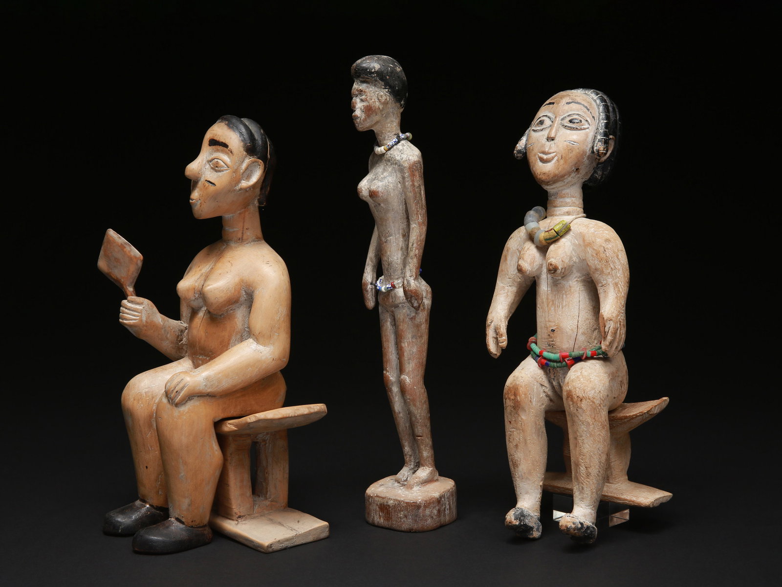 2 Akan Figures: 3 Altarfiguren Asante / Akan. Ghana Mit einem Sockel / with one base Holz, Glasperlen. H 30 - 34,5 cm. Provenienz: - Madeleine und Jean-Jacques Keller (bis 1980 Abidjan, danach Rheinfelden). - Hammer 