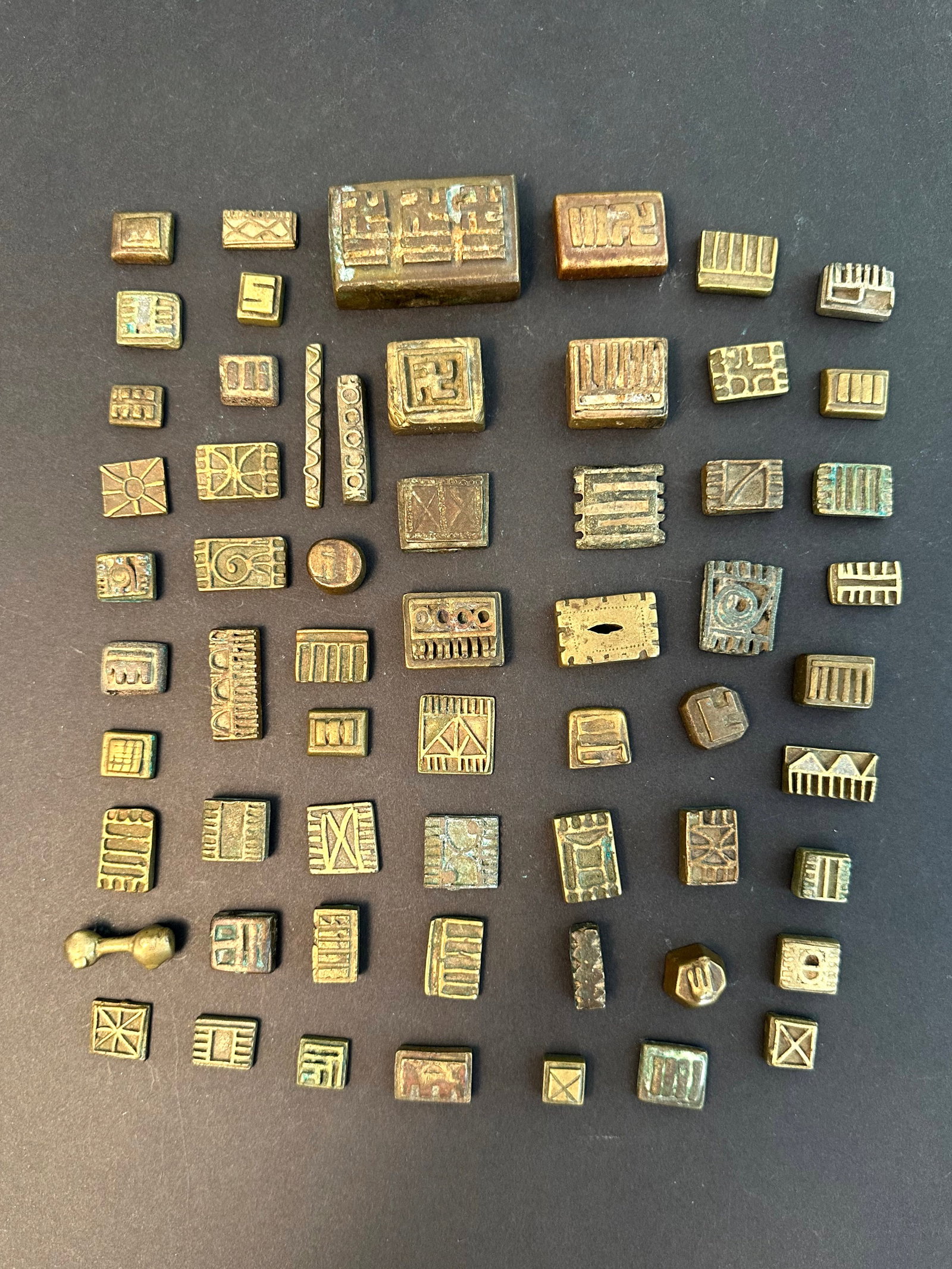 60 geometric Asante Gold Weights: 60 geometrische Goldgewichte Asante. Ghana Ohne Sockel / without base Gelbguss. L 1 - 5,5 cm. Provenienz: - div. Hammer Auktionen, Basel. - Claudine und Christoph Eichele (1952-2020 & 1949-2026), Luxe