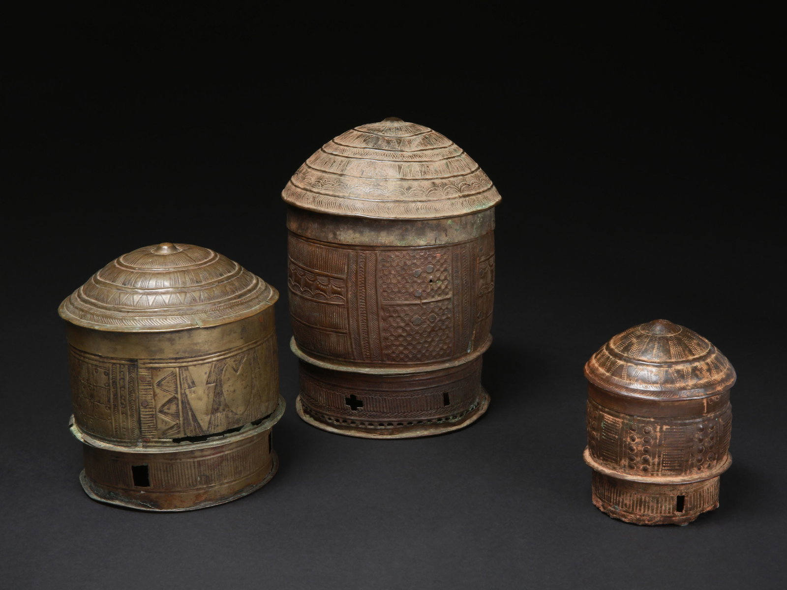 3 Akan lidded Vessels, "Forowa": 3 Deckelgefässe, "Forowa" Akan. Côte d’Ivoire / Ghana Ohne Sockel / without base Kupferlegierungen. H 20 - 22 cm. Provenienz: - Rainer Köhler (1931-2013), Comano/Kampala. Vor