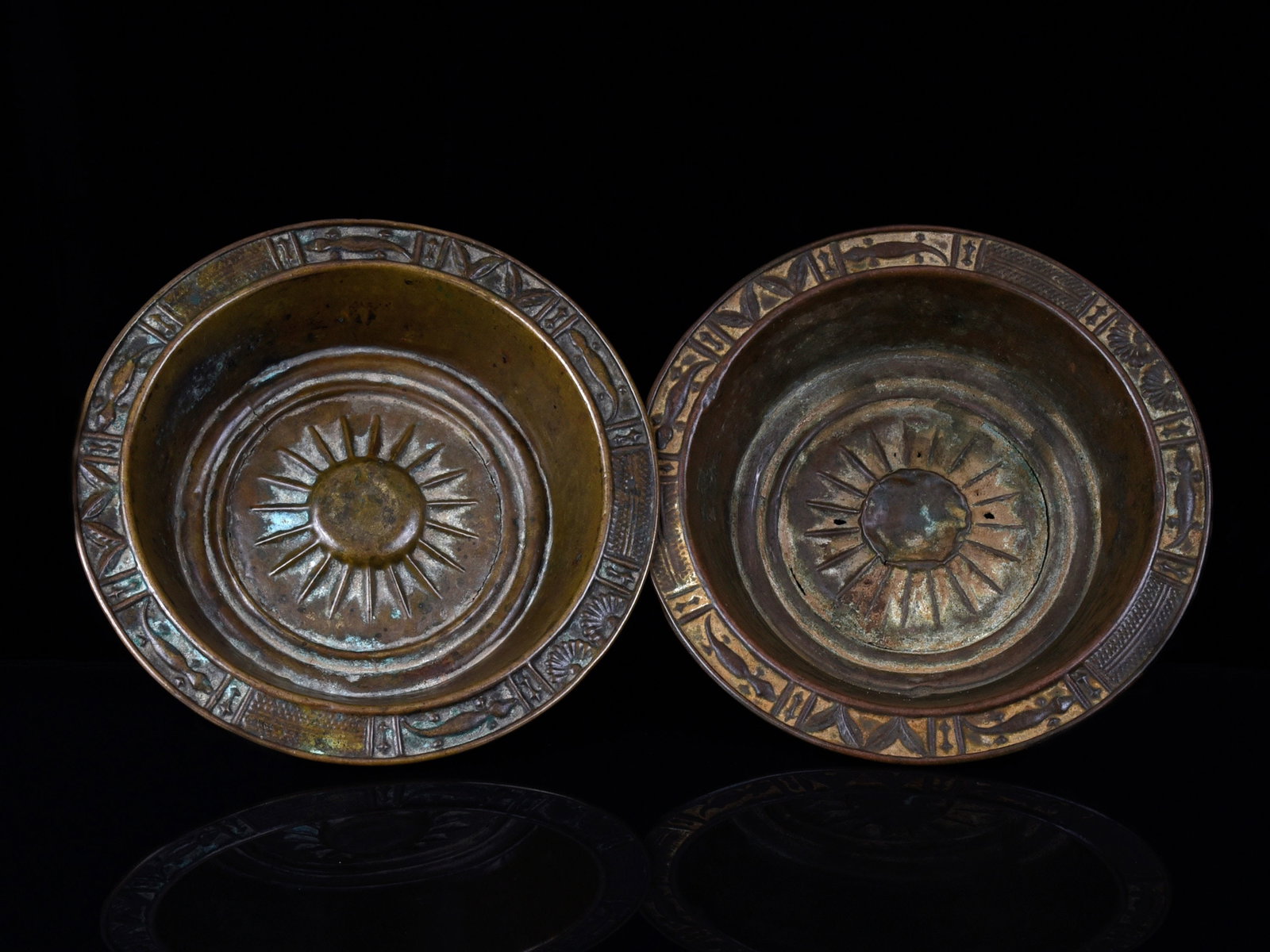 2 Asante Bronze Vessels, "Birmingham shallow Bowls": 2 Schalen, "Birmingham shallow Bowl" Asante. Ghana Ohne Sockel / without base Kupferlegierungen. Ø 26 - 31 cm. Provenienz: - Carlo Monzino (1931-1996), Castagnola. - Hammer Auktionen, Basel, 06.1