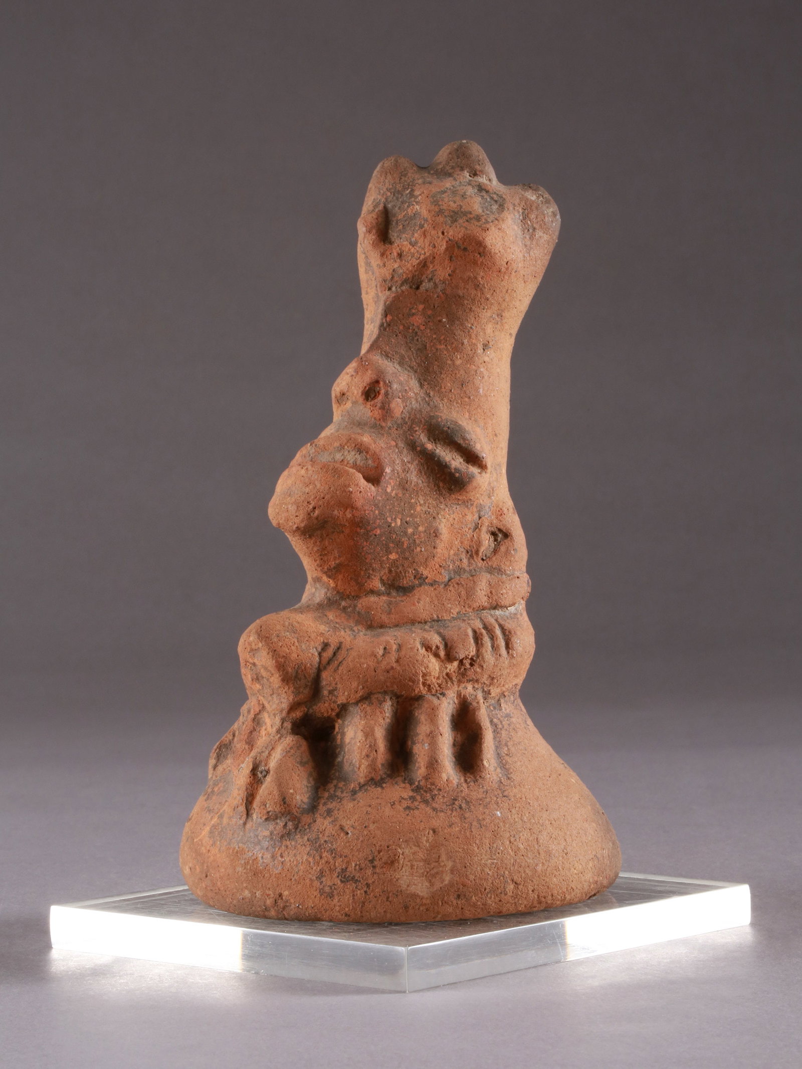 A Koma-Bulsa Head (lid of a container?), "kronkronbua": Kopf (Deckel eines Gefässes ?), "kronkronbua" Koma-Bulsa Kultur. Ghana Mit Sockel / with base Terrakotta. H 18,5 cm. Provenienz: Galerie Walu, Zürich (vor 1987). Publiziert: Schädler, K