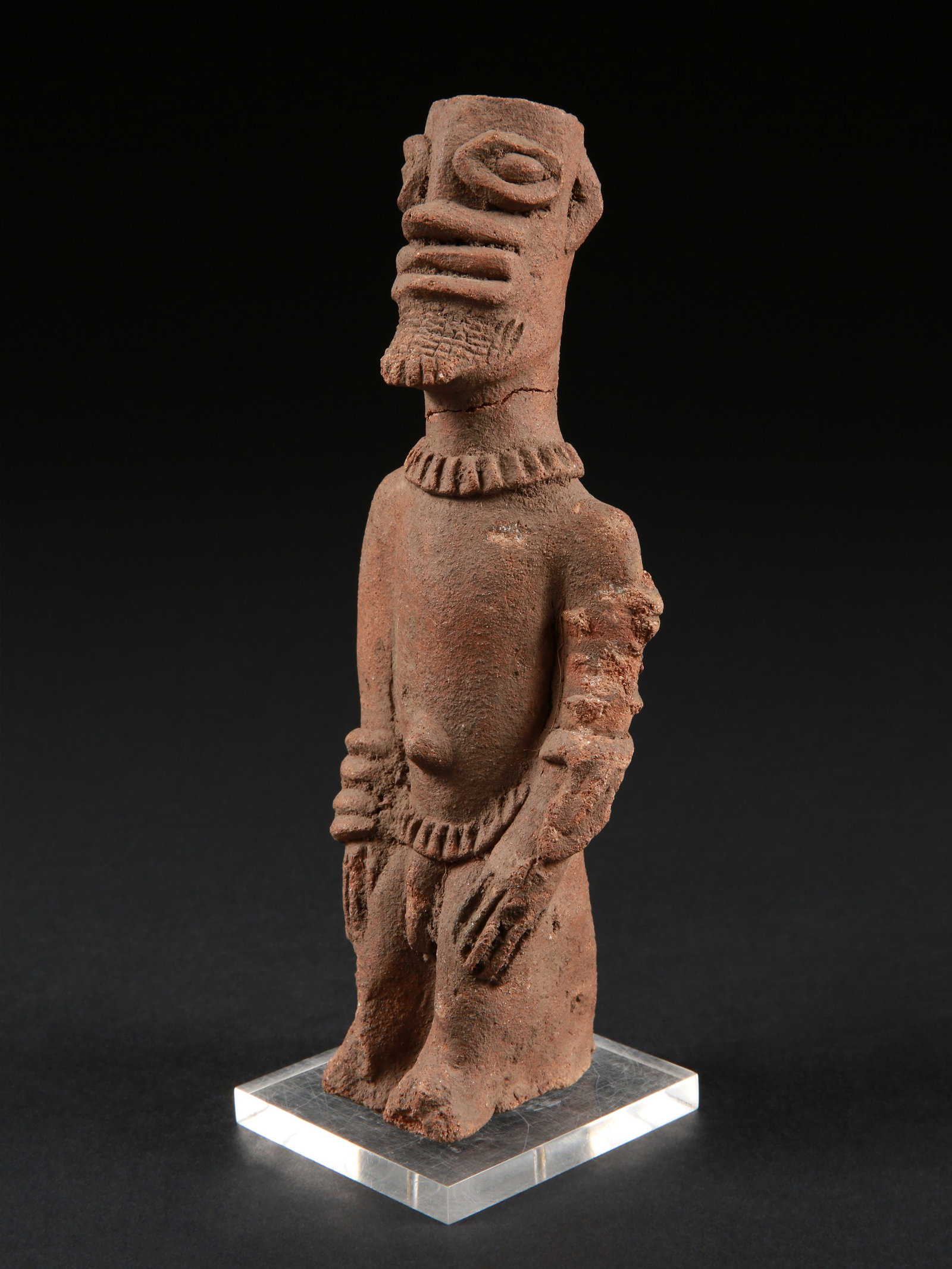 A Koma-Bulsa seated Terracotta Figure, "kronkronbua": Sitzende Figur, "kronkronbua" Koma-Bulsa Kultur. Ghana Mit Sockel / with base Terrakotta. H 21 cm. Provenienz: Galerie Walu, Zürich (vor 1988). Thermolumineszenz-Altersbestimmung: 400 Jahre (+/- 
