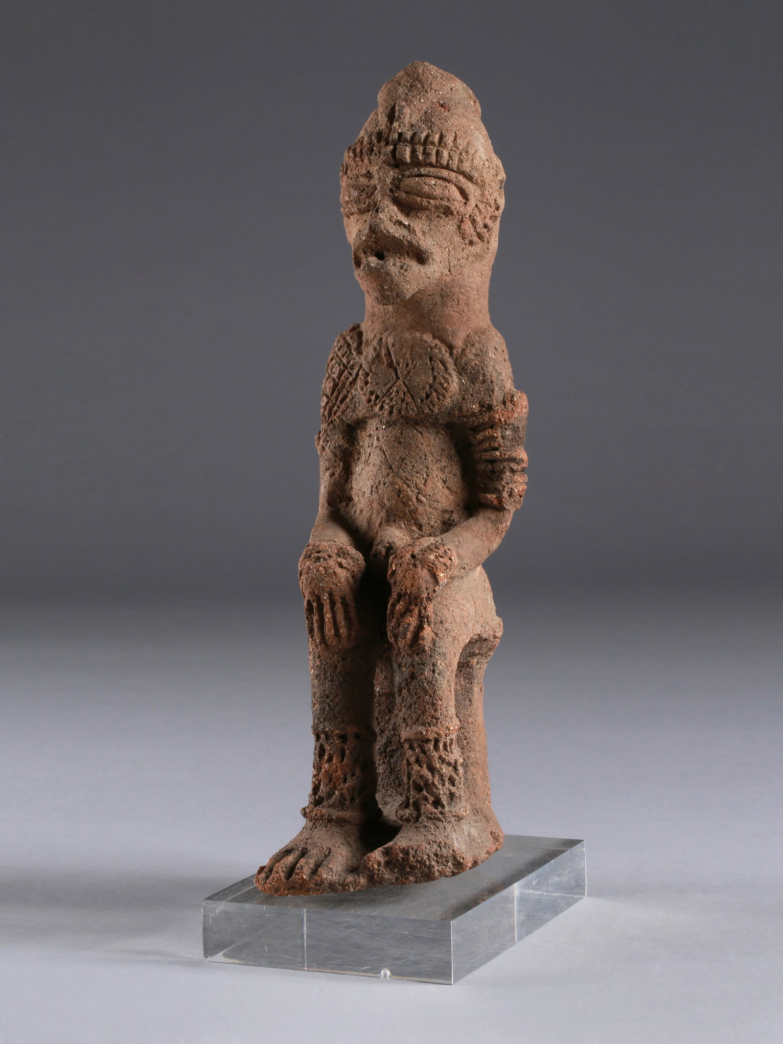 A Koma-Bulsa seated Terracotta Figure, "kronkronbua": Sitzende Figur, "kronkronbua" Koma-Bulsa Kultur. Ghana Mit Sockel / with base Terrakotta. H 36 cm. Provenienz: Galerie Walu, Zürich (vor 1988). Thermolumineszenz-Altersbestimmung: 600 Jahre (+/- 
