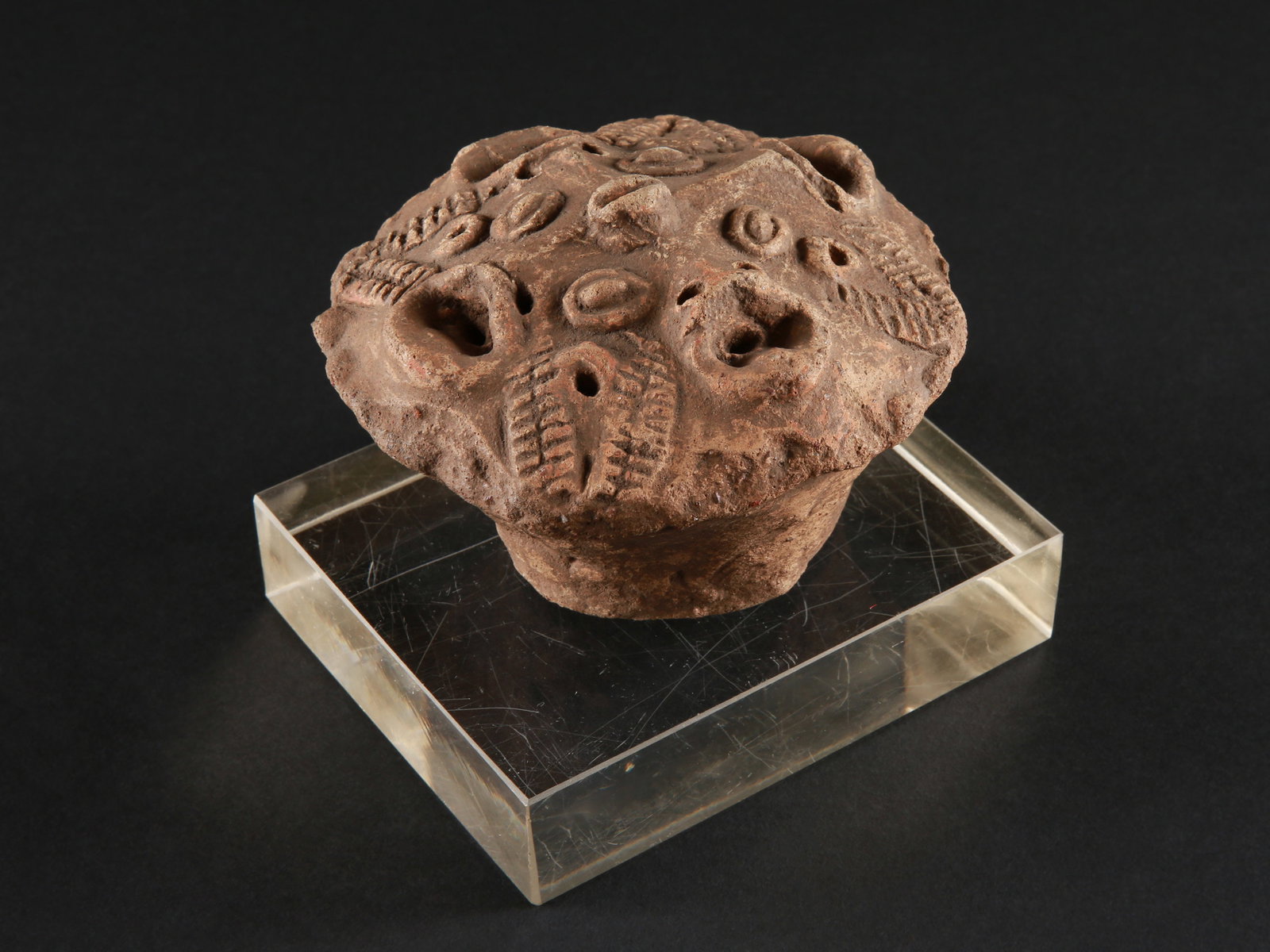 A Koma-Bulsa Disc with four Faces, "kronkronbua": Scheibe mit vier Gesichtern, "kronkronbua" Koma-Bulsa Kultur. Ghana Mit Sockel / with base Terrakotta. H 8,5 cm. Ø 11,5 cm. Provenienz: Galerie Walu, Zürich (vor 1988). Thermolumineszenz-Alt