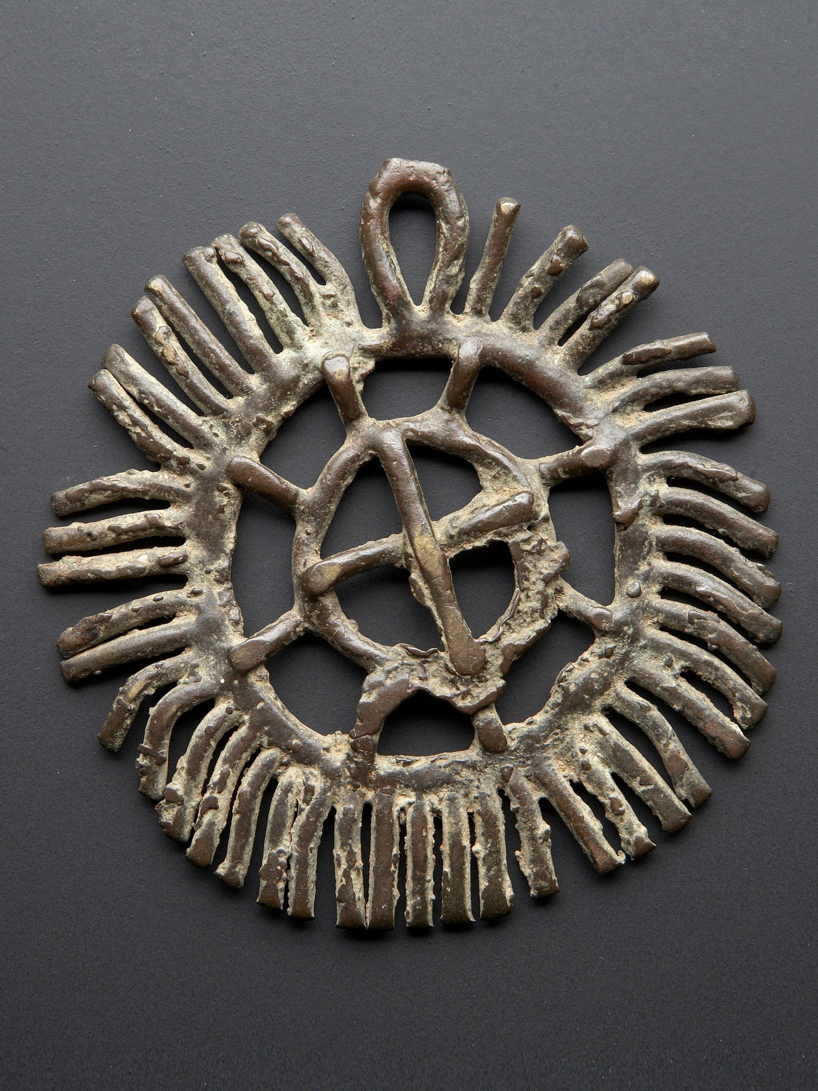 A Moba Amulet, "balogal": Amulett, "balogal" Moba. Togo Mit Sockel / with base Gelbguss. Ø 8,5 cm. Provenienz: - Galerie Walu, Zürich (vor 1999). - Hammer Auktionen, Basel, 06.03.2019, Lot 27. - Claudine und