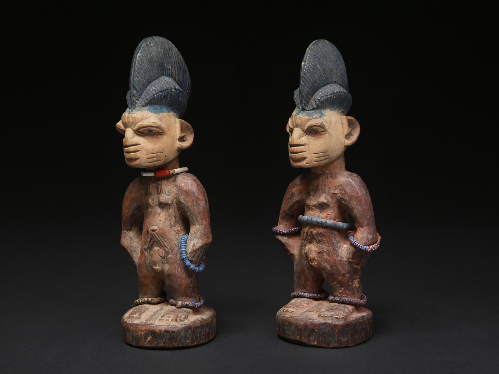 A Yoruba Pair of Twin Figures, "ere ibeji": Zwillingsfigurenpaar, "ere ibeji" Yoruba. Nigeria Ohne Sockel / without base Holz, Glasperlen. H 25 - 25,5 cm. Provenienz: Schweizer Privatsammlung (in situ erworben). Gesegnet oder verwünscht er