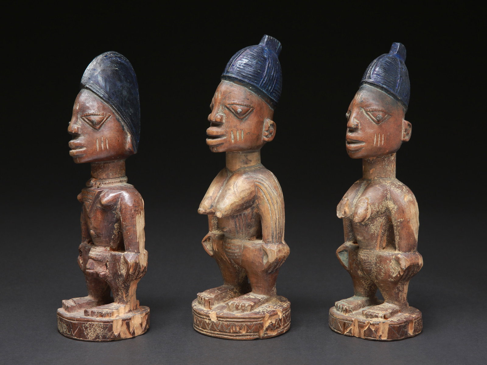 3 Twin Figures, "ere ibeji": 3 Zwillingsfiguren, "ere ibeji" Yoruba. Nigeria Ohne Sockel / without base Holz. H 25 - 27 cm. Provenienz: Schweizer Privatsammlung (in situ erworben). Gesegnet oder verwünscht erscheinen