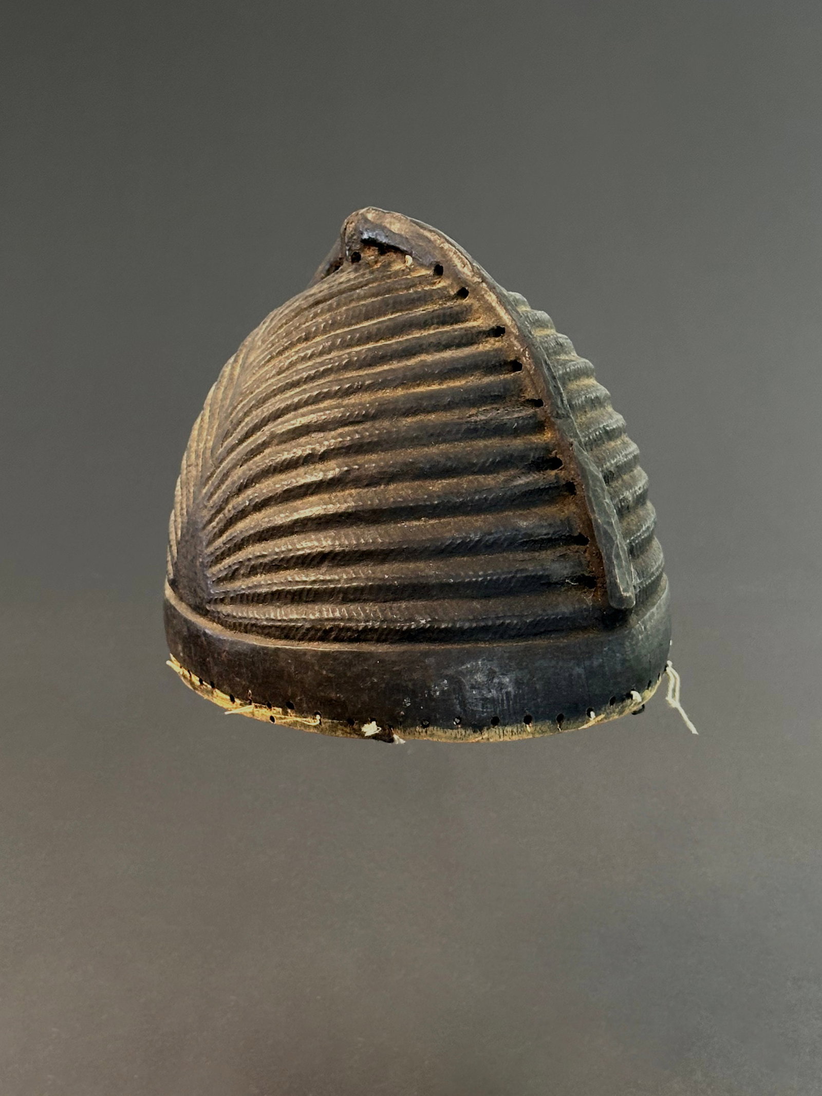 A Yoruba Headdress, "Egungun": Kopfaufsatz, "Egungun" Yoruba. Nigeria Ohne Sockel / without base Holz. H 18 cm. Provenienz: - Schweizer Privatsammlung (in situ erworben). Aufsatzmaske des Egungun-Bundes, der die Beziehungen zwische