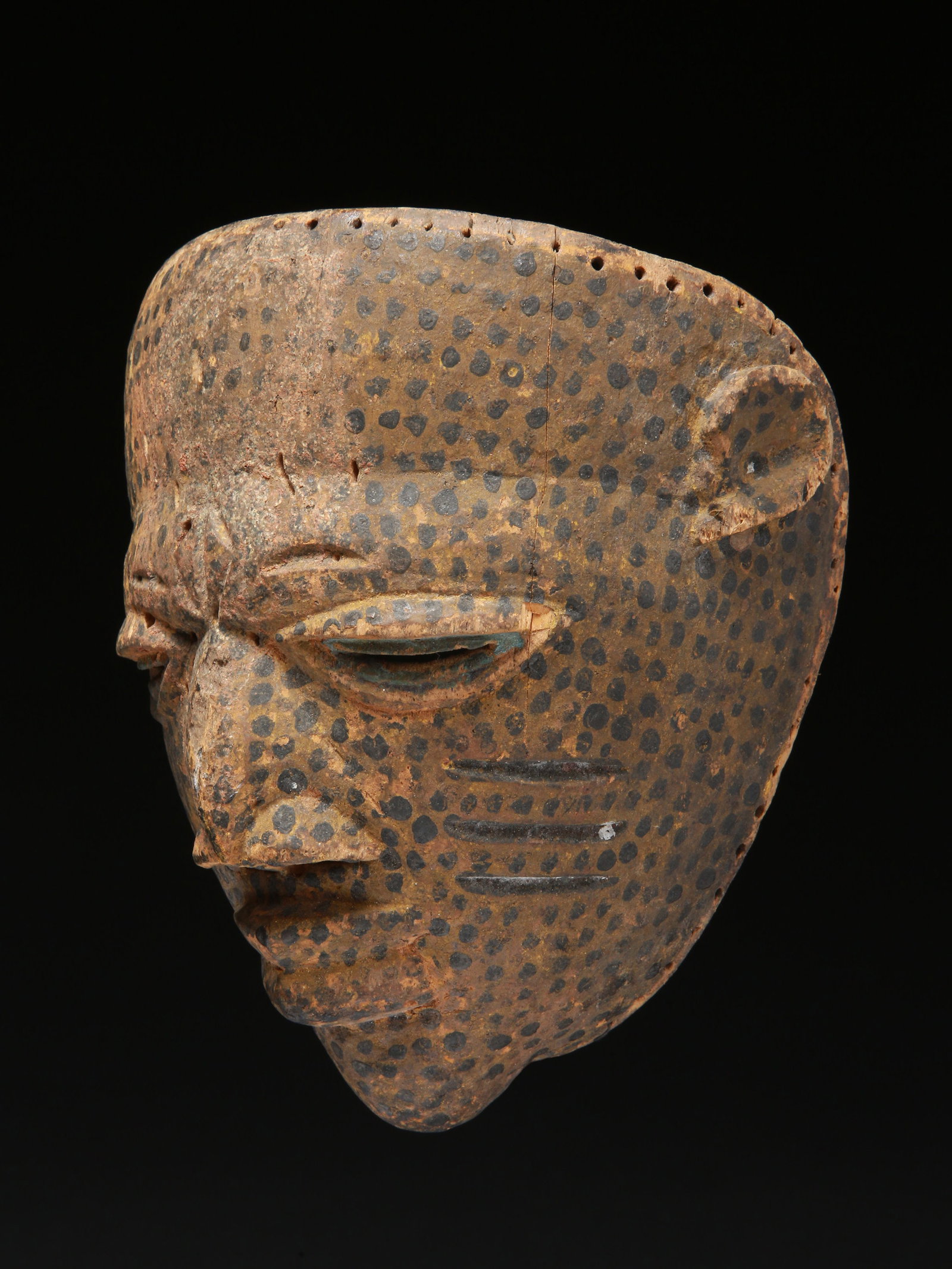 A Yoruba Mask: Maske Yoruba. Nigeria Ohne Sockel / without base Holz. H 18 cm. Provenienz: Schweizer Privatsammlung (in situ erworben). CHF 150 / 300