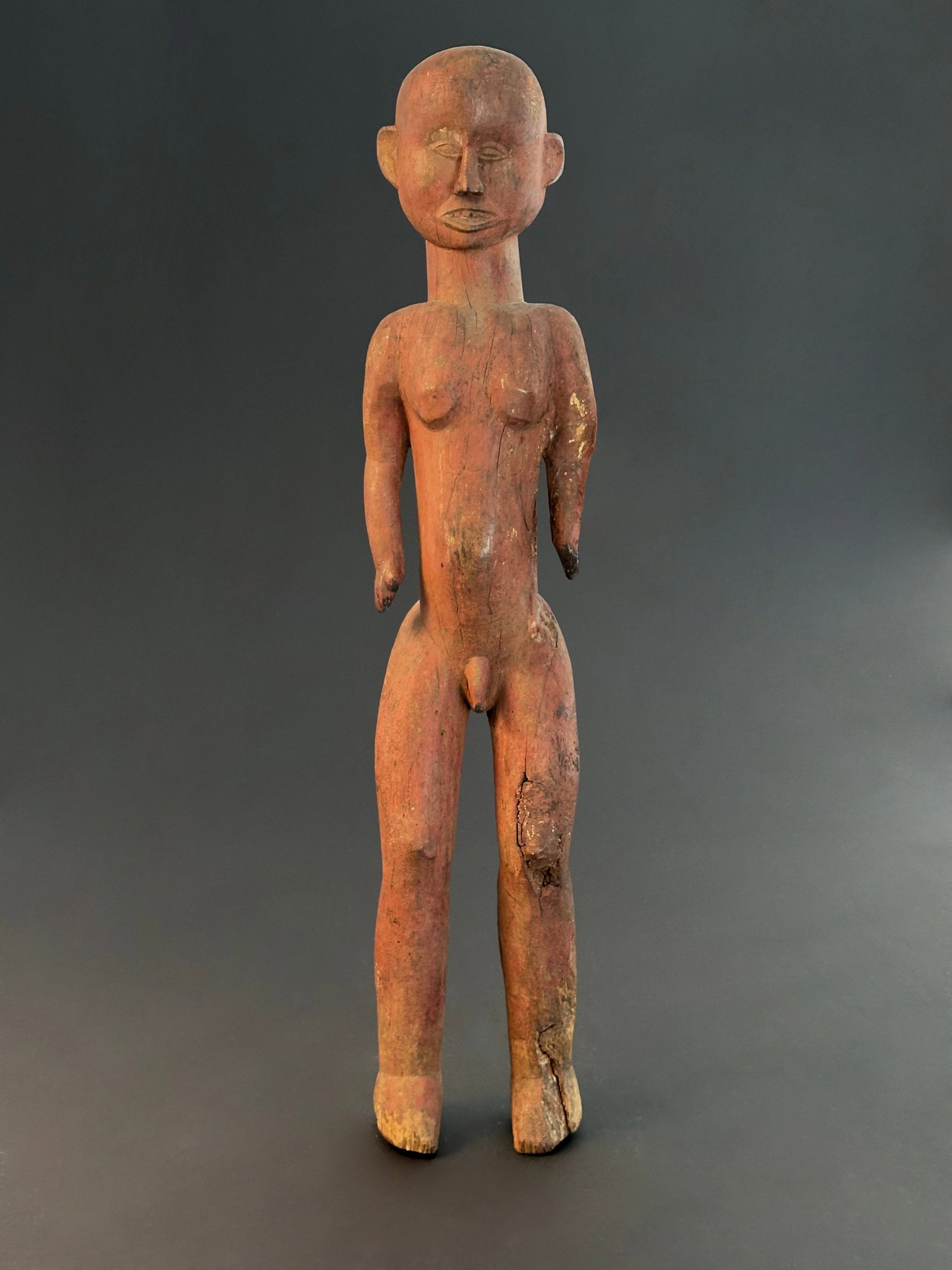 A Tiv Figure: Stehende Figur Tiv. Nigeria Ohne Sockel / without base Holz. H 77 cm. Provenienz: Schweizer Privatsammlung, Bern. In der Region des mittleren Benue-Tals und des angrenzenden nigerianisch-kamerunischen