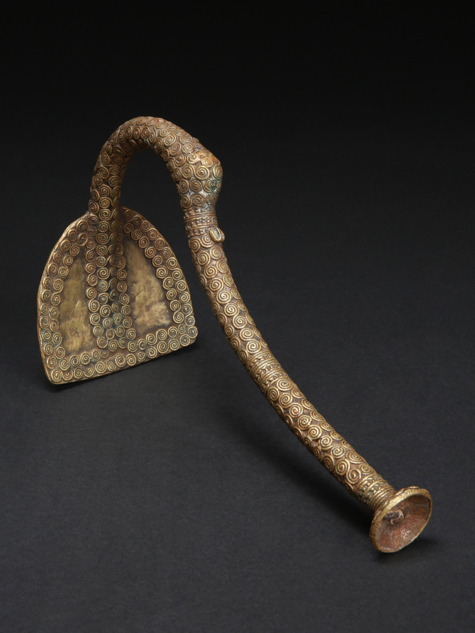 A Vere Dignitary's Prestige Hoe: Prestigehacke eines Würdenträgers Vere. Nigeria Ohne Sockel / without base Gelbguss. H 30 cm. Provenienz: Schweizer Privatsammlung (in situ erworben). Die Vere im nordöstlichen Nigeria