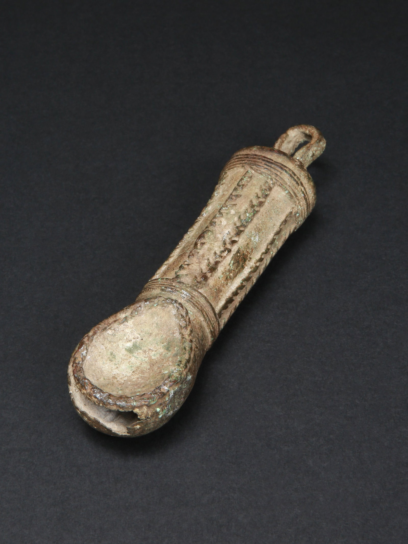A Igbo Shrine Object, "ofo": Altarobjekt, "ofo" Igbo. Nigeria Ohne Sockel / without base Gelbguss. H 17,5 cm. Provenienz: - Galerie Walu, Zürich. - 1983: Ernst Winizki (1915-1997), Zürich. - Estrichfund, Basel. Eine