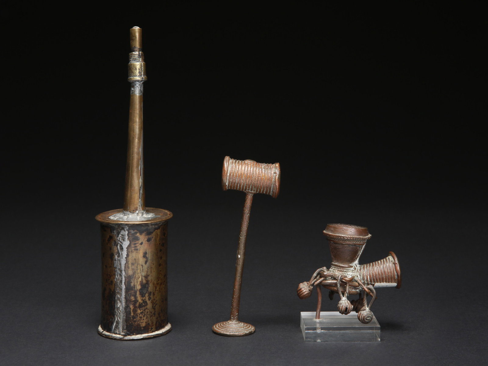 A Container, a Snuff Ring, and a Pipe Bowl: 1 Gefäss, 1 Schnupfring und 1 Pfeifenkopf Vere / Tiv. Nigeria Mit einem Sockel / with one base Kupferlegierungen. H 5 - 22 cm. Provenienz: - Christie's, London, 10.04.1984, Lot 1. - 1984: Ernst