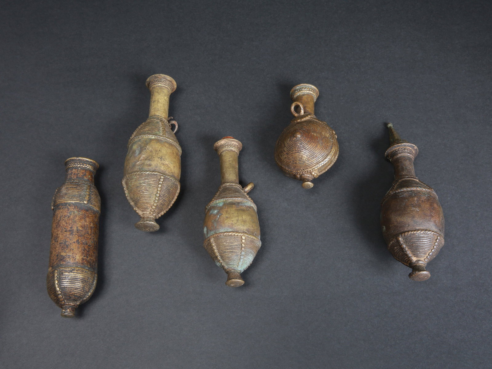 5 Kirdi Bottle-Shaped Snuff Containers: 5 flaschenförmige Schnupftabakbehälter Kirdi (Vere). Nigeria/Kamerun 5 Snuff Containers Ohne Sockel / without base Gelbguss, Eisen. H 11 - 15 cm. Provenienz: Schweizer Privatsammlung (in