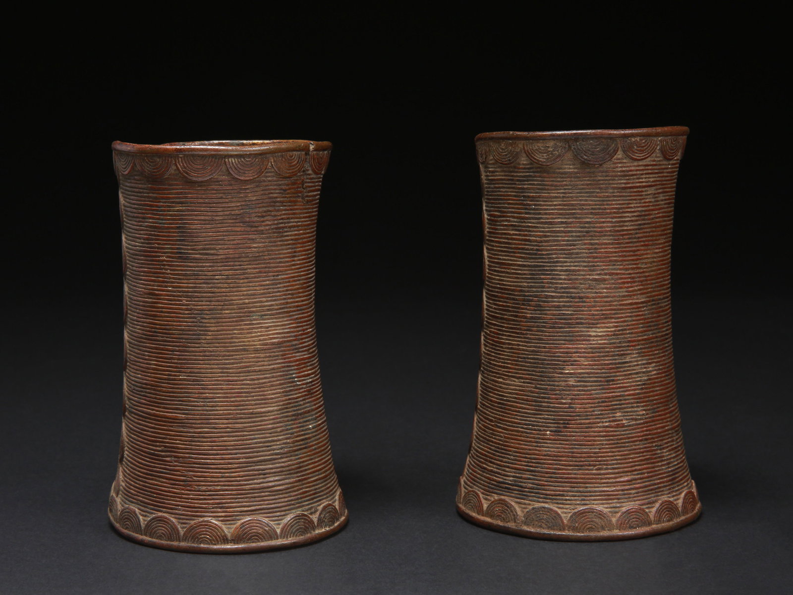 A Pair of Bracelets: Armreif-Paar Nigeria / Kamerun (Grenzgebiet) Ohne Sockel / without base Kupfer. H 15 - 15,5 cm. Ø 8,5 - 10 cm. Provenienz: - Rainer Köhler (1931-2013), Comano/Kampala. Vor 1969 in situ