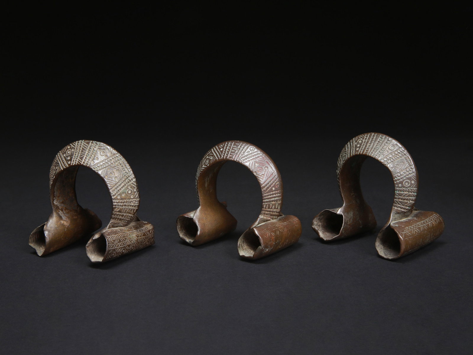 3 Afar Anklets, "ibi girda ": 3 Fussreife, "ibi girda " Afar. Äthiopien Ohne Sockel / without base Gelbguss. H 7,5 - 8 cm. B 9 - 10 cm. Provenienz: - Rainer Köhler (1931-2013), Comano/Kampala. Vor 1969 in situ erworben.