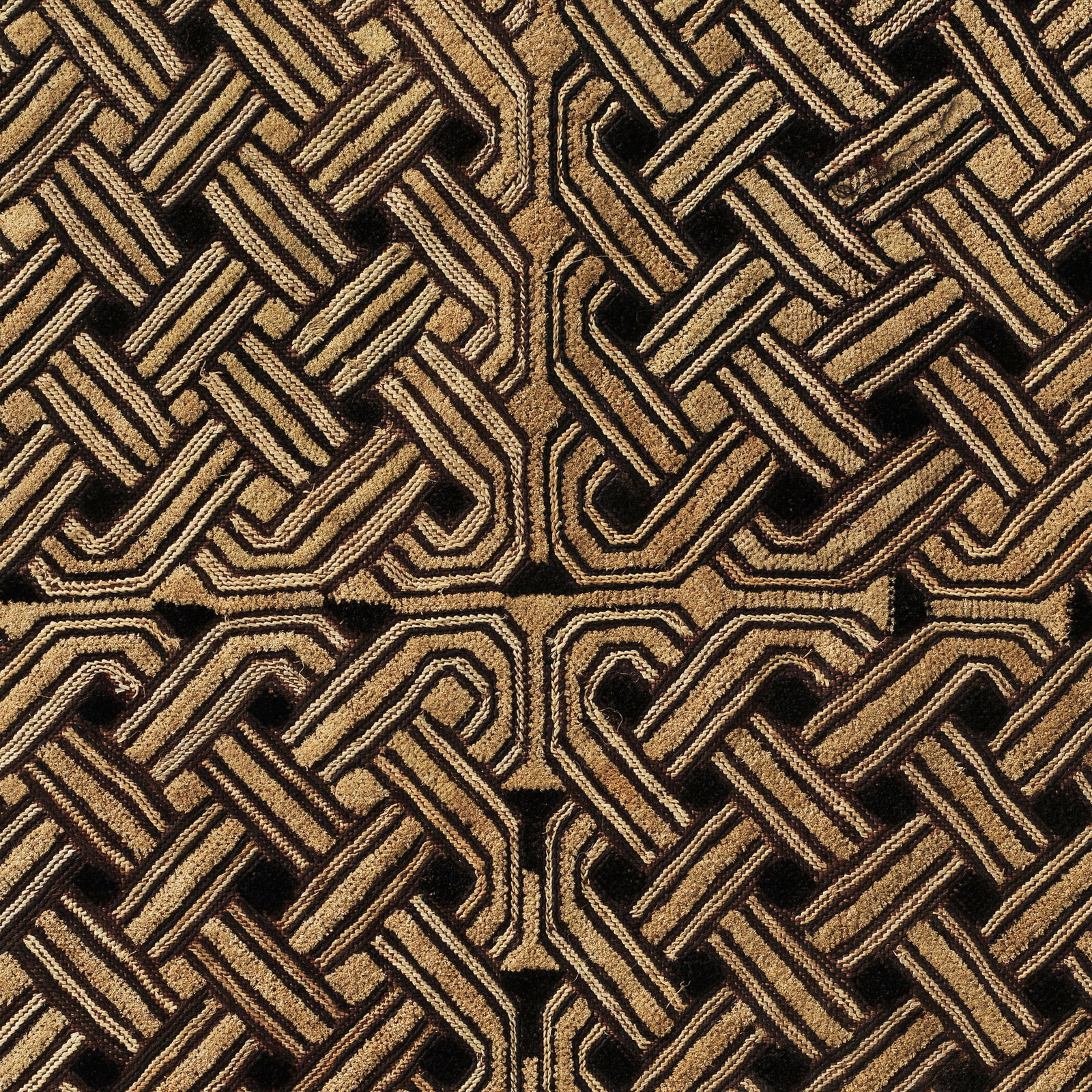 A Kuba Textile Prestige Panel and Currency, "mbal": Raphia-Plüschgewebe, "mbal" Kuba-Shoowa. DR Kongo Ohne Sockel / without base Raphia. B 60 cm. L 63 cm. Provenienz: Galerie Walu, Basel. Eine bemerkenswerte Ausnahmeerscheinung innerhalb der