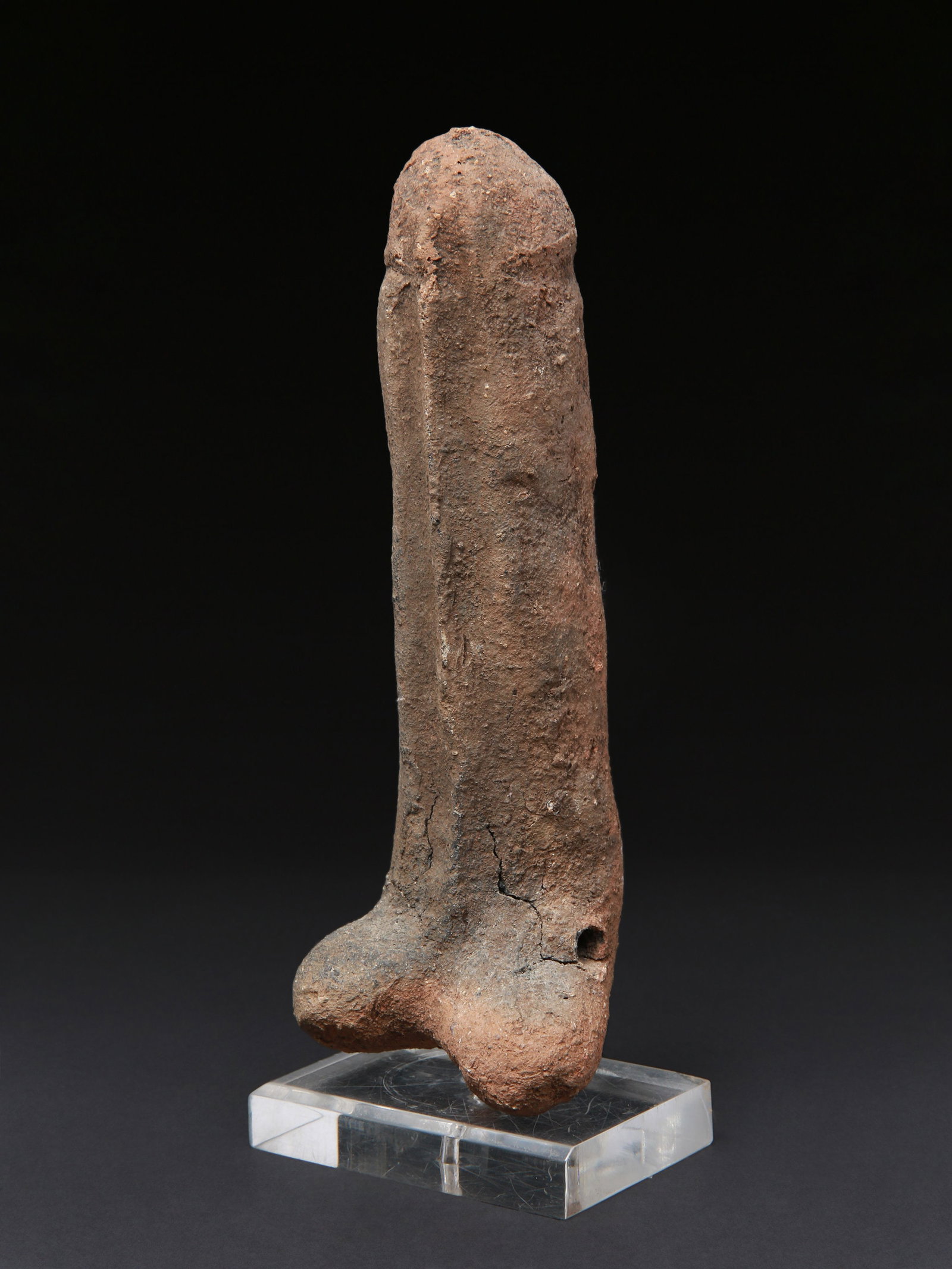 A Makonde (?) Terracotta Phallus: Terrakotta-Phallus Makonde (?). Tansania Mit Sockel / with base Terrakotta. H 16 cm. Provenienz: - Galerie Walu, Zürich. - Claudine und Christoph Eichele (1952-2020 & 1949-2026), Luxeuil-les-Bain