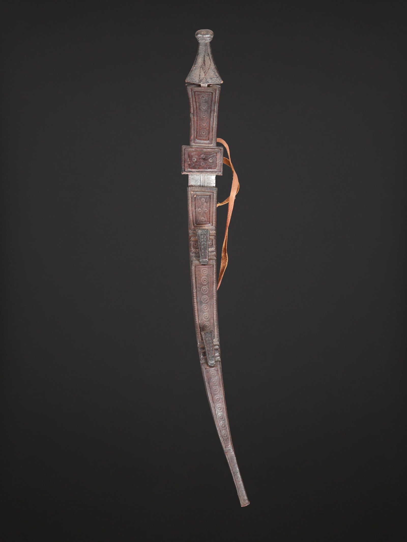 A Tuareg Saber with three Daggers and a Scabbard: Säbel mit Scheide und drei dazugehörigen Dolchen Tuareg. Algerien, Lybien, Mali, Niger, Burkina Faso Ohne Sockel / without base Eisen, Leder. L 74,5 cm. Provenienz: - Laurence und Jean-Pierr
