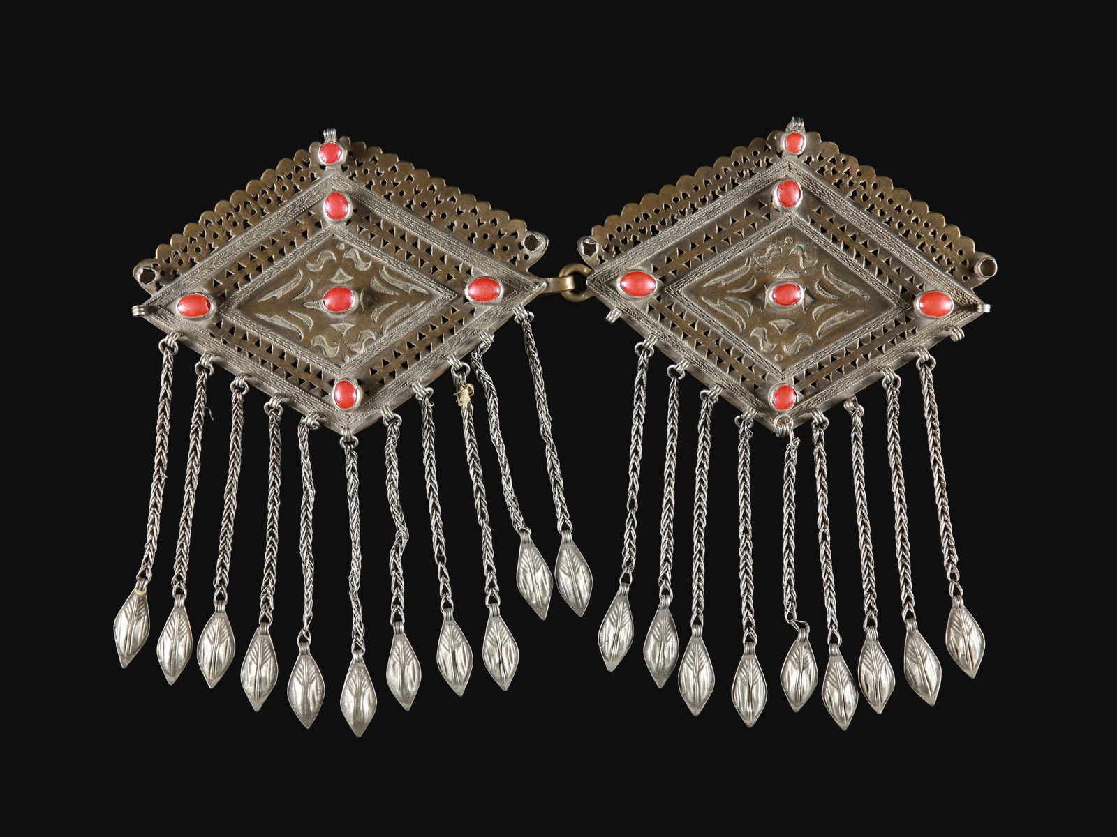A Tekke Women's Coat Fastener, "tschapraz": Mantelschliesse, "tschapraz" Tekke. Turkmenistan Ohne Sockel / without base Silber, Kupferlegierung, Karneol. H 21,5 cm. Provenienz: - Gérald Minkoff (1937-2009) und Muriel Olesen (1948-2020),