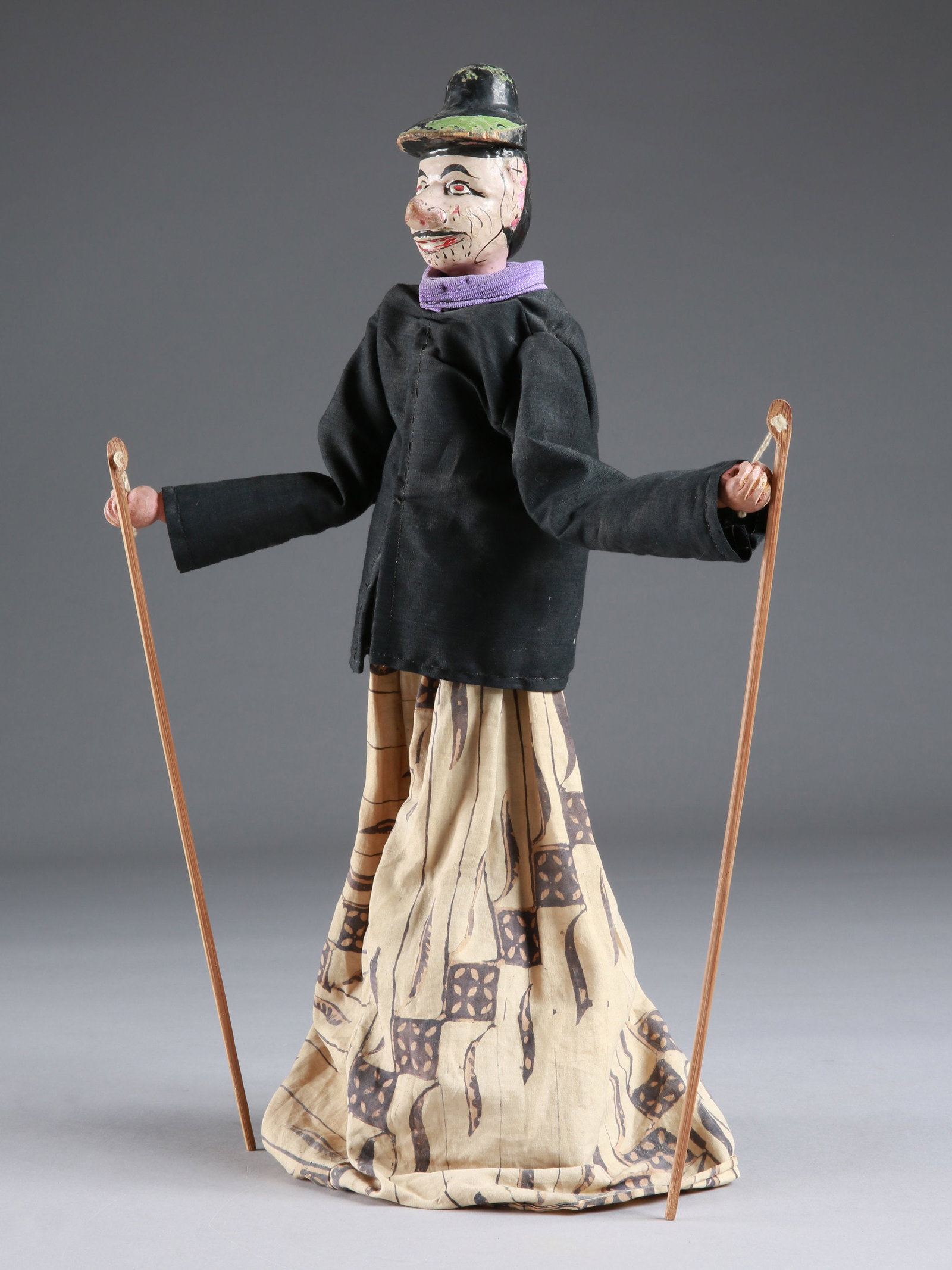 4 Javanese Puppets, "wayang golek": 4 Stabpuppen, "wayang golek" Java, Indonesien Ohne Sockel / without base Holz, Textil. H 40 - 50 cm. Provenienz: - Madeleine und Jean-Jacques Keller (bis 1980 Abidjan, danach Rheinfelden). - div. Hamm