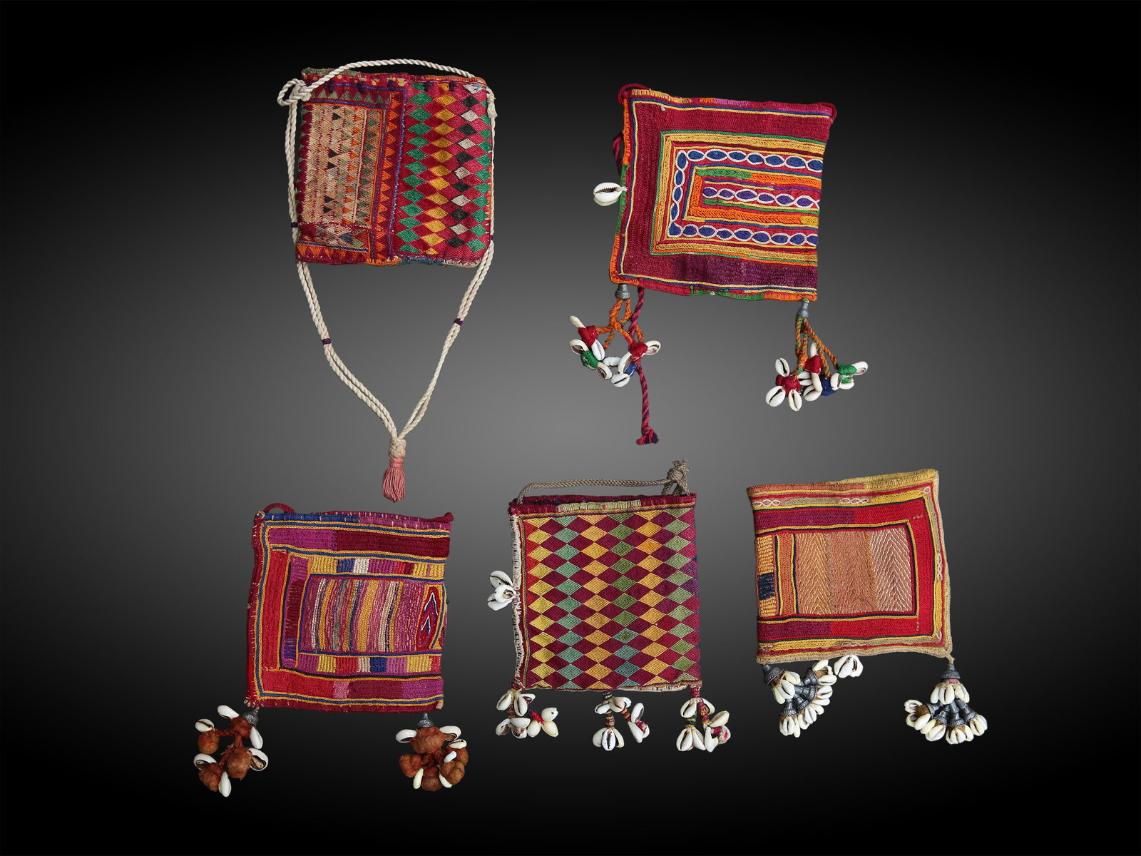 5 Kohistani Handwoven Embroidered Pouches: 5 handgewebte Täschchen Kohistan. Pakistan Ohne Sockel / without base Baumwolle, Kaurischnecken, Weissmetall. L 15 - 23 cm. Provenienz: - Peter Stettler (1939-1998) und Erica Stettler-Schnell