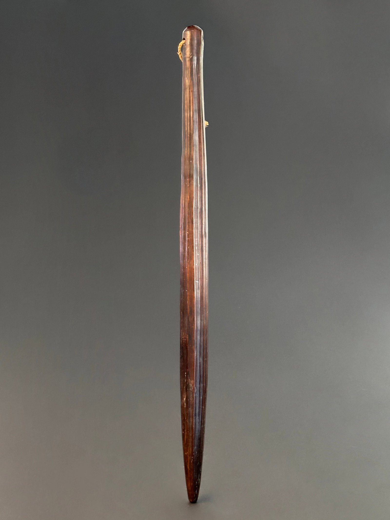 An Aboriginal Throwing Club: Keule (Wurf- und Schlagstock) Aborigines. Australien Ohne Sockel / without base Holz. L 70 cm. Provenienz: Schweizer Privatsammlung, Zürich. CHF 200 / 400