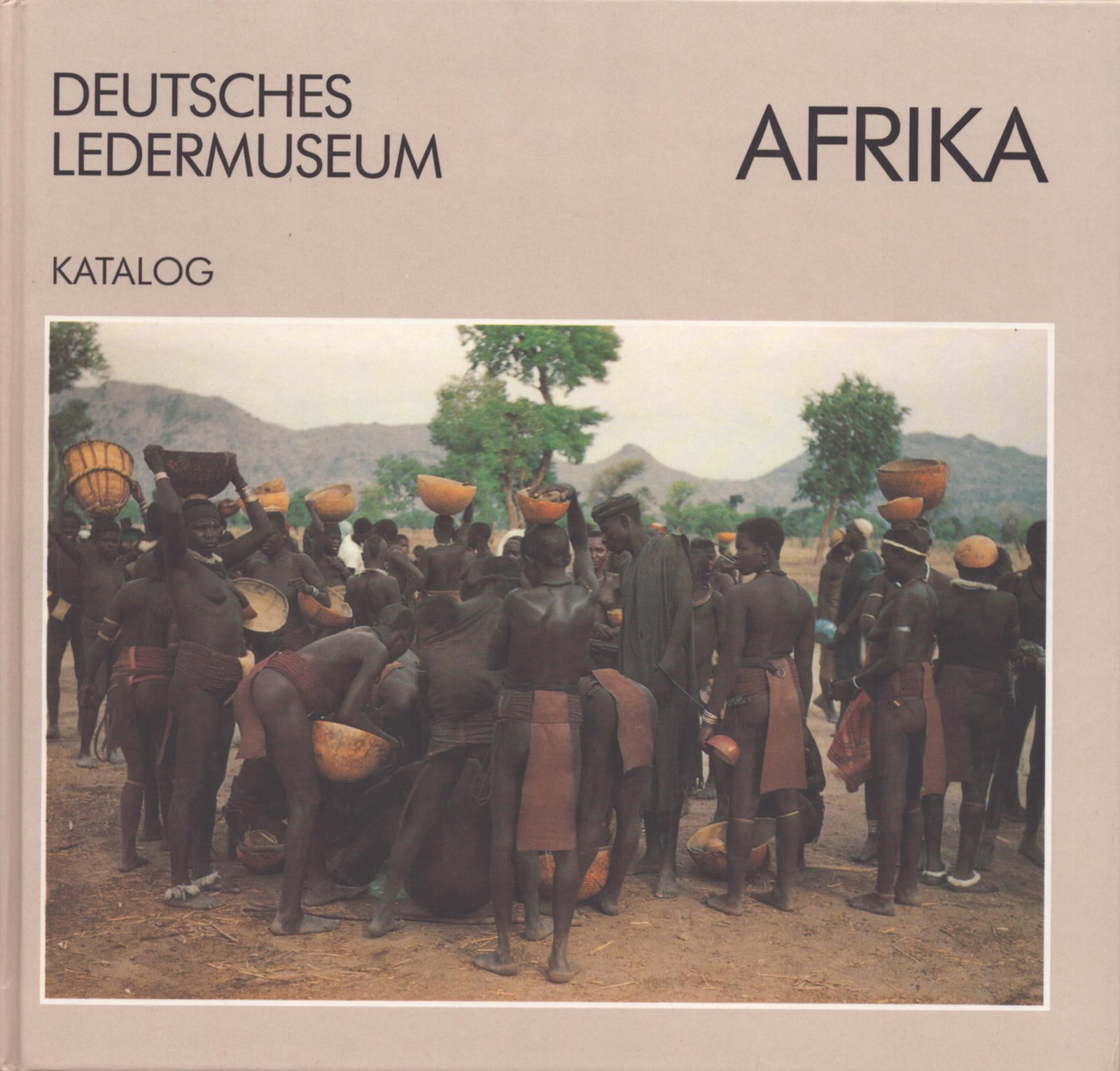 Afrika: Afrika Wente-Lukas, Renate Melsungen: Verlag Gutenberg (1988) ISBN: 3- 87280-042-6 German Text/Edition 227 pages Numerous illustrations Hardcover 703 g CHF 5 / 10
