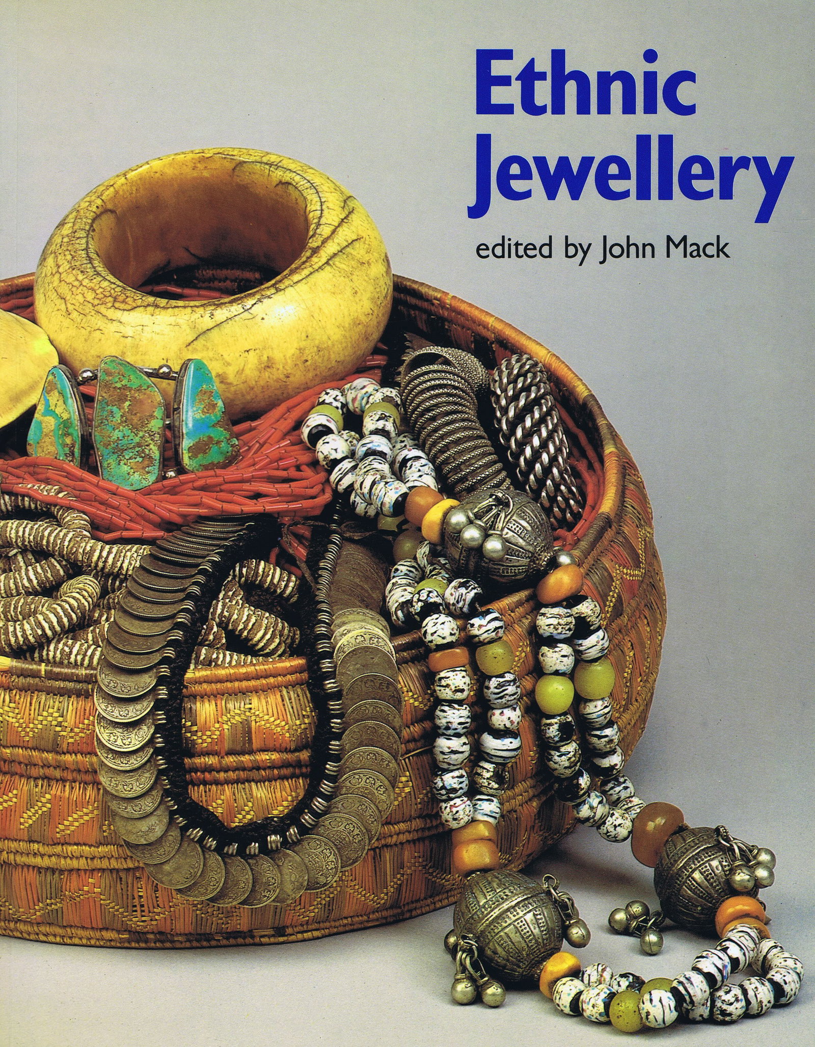 Ethnic Jewelry: Ethnic Jewelry Mack, John New York: Harry N. Abrams (1988) ISBN: 0-8109-0891-3 English Text/Edition 208 pages Numerous illustrations Hardcover with dust jacket 22.5 x 28 cm 1092 g CHF 10 / 20