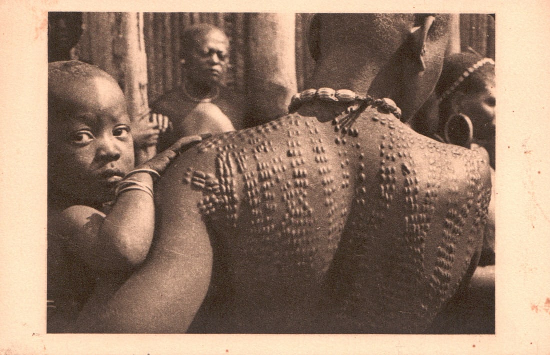 Postkarte, 10. Cameroun: Postkarte, 10. Cameroun CARTE POSTALE Afrique Equatoriale Française 10. - Caméroun Tatouages en Relief Photographie René Moreau Edition R. Bègue, 9, Rue Cauchois - Paris CHF 10 /