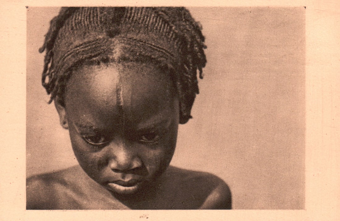 Postkarte, 1. Oubangui Chari: Postkarte, 1. Oubangui Chari CARTE POSTALE Afrique Equatoriale Française 1. - Oubangui Chari Petite fille Sara Kaba de la tribu des femmes à plateaux Photographie René Moreau Edition