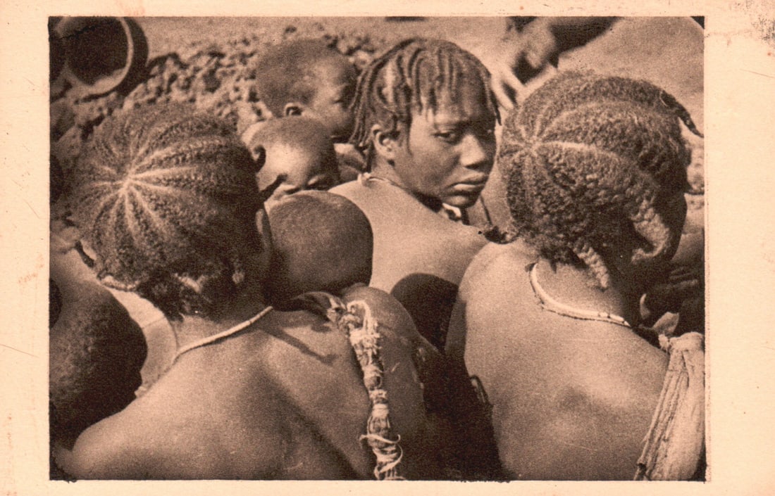 Postkarte, 30. Oubangui Chari: Postkarte, 30. Oubangui Chari CARTE POSTALE Afrique Equatoriale Française 30. - Oubangui Chari Coiffures Photographie René Moreau Edition R. Bègue, 9, Rue Cauchois - Paris CHF 10 / 20