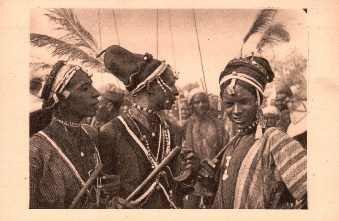 Postkarte, 34. Tchad: Postkarte, 34. Tchad CARTE POSTALE Afrique Equatoriale Française 34. - Tchad Bororos en costume de fête Photographie René Moreau Edition R. Bègue, 9, Rue Cauchois - Paris CHF 10 /