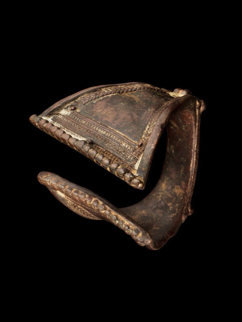 Armspange, Zahlungsmittel: 69 Armspange, Zahlungsmittel Frafra, Burkina Faso Gelbguss. H 9 cm. Provenienz: Galerie Walu, Zuerich. CHF 100 / 200 EUR 92 / 184