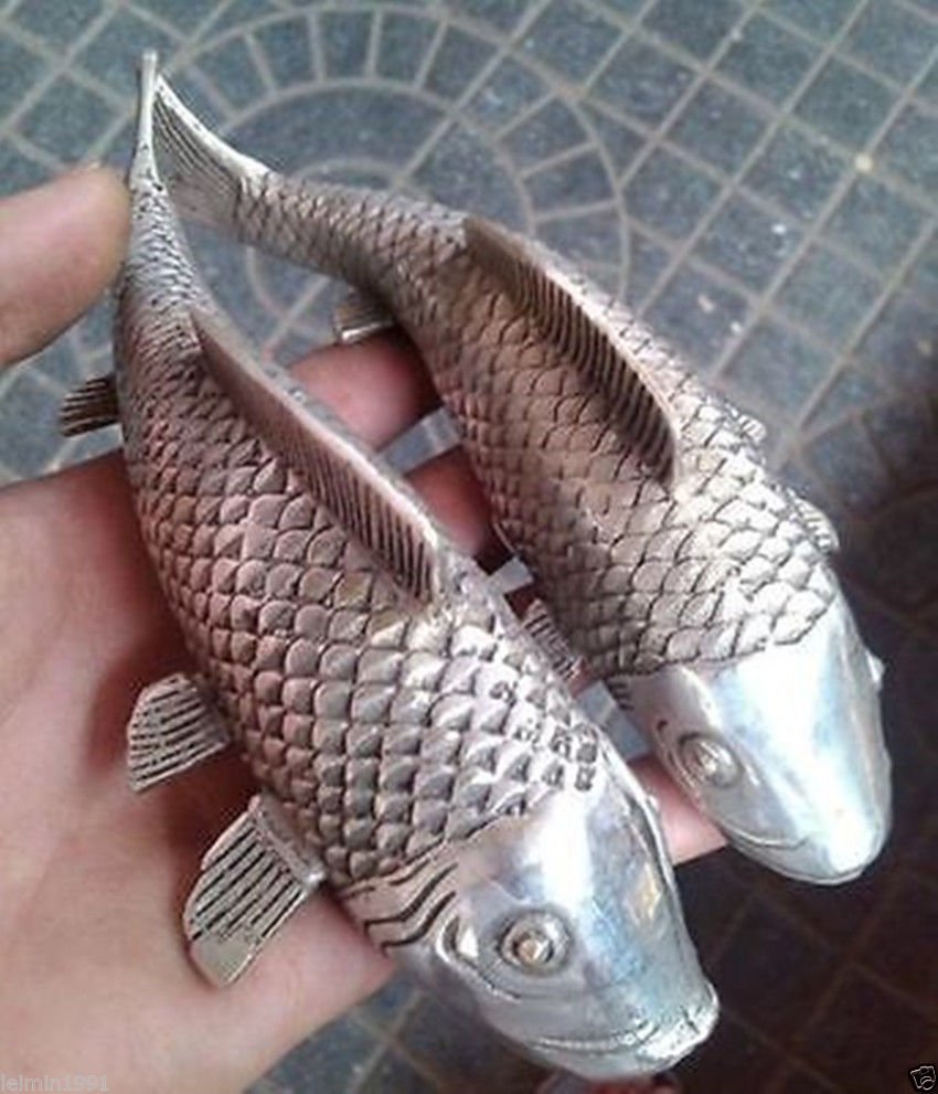 Pair of Folk Tibetan Silver Carvings with an Auspicious: Pair of folk Tibetan silver carving with a auspicious lifelike wealth fish statue. Size : 6.4*2.2*2.1 inch