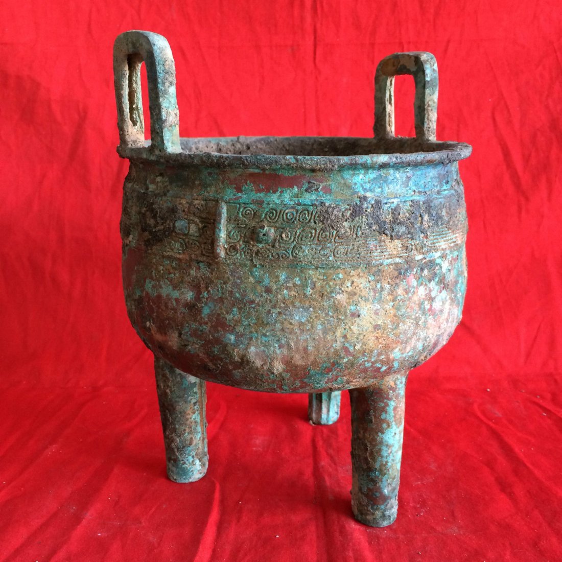 antique The ancient Chinese bronze three-legged tripod (1 of 8)