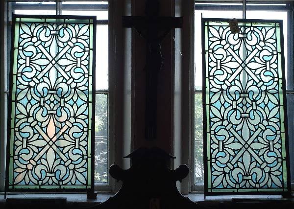 PAIR OF FLEUR DE LIS STAINED GLASS WINDOWS 15728