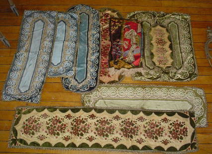 TEN ASSORTED TABLE RUNNERS 3015: Ten assorted table runners. Dimensions: Assorted Age: Material: Rug