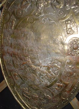 COPPER SHIELD WITH BATTLE SCENE AND FACES 14540 - 2