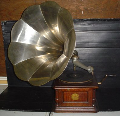 OAK GRAPHOPHONE FROM COLUMBIA RECORDS 3122