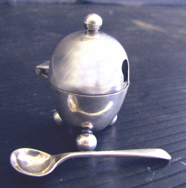 STERLING SILVER VICT EGG SHAPED SALT W/ SPOON 1528
