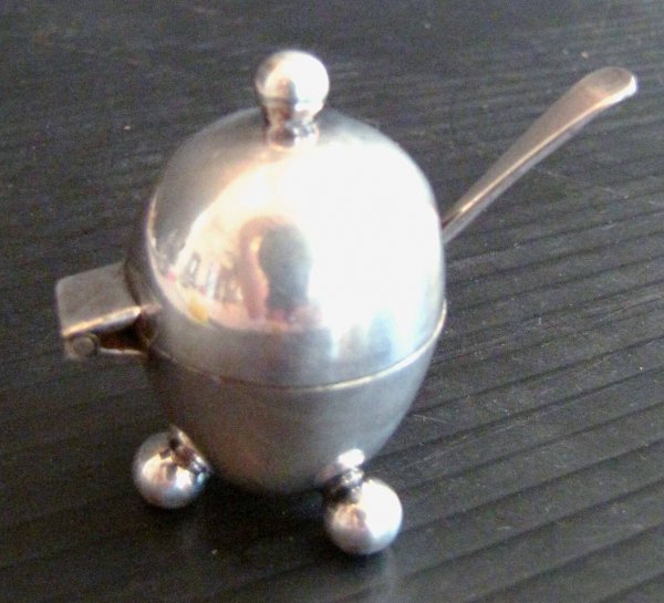STERLING SILVER VICT EGG SHAPED SALT W/ SPOON 1528 - 2